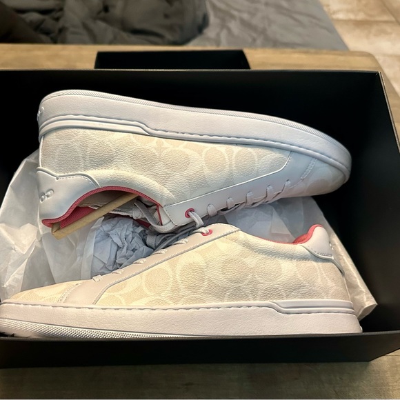 Coach Clip Low Top Sneaker In Signature Canvas in Optic White Petunia Size 10 - Picture 12 of 13